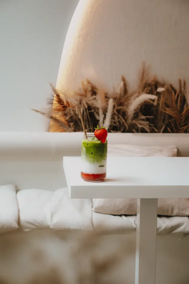 Jahodové matcha latte na stolku